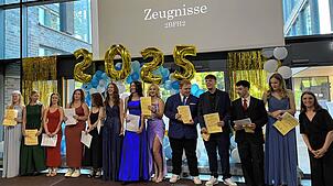Die Schülerinnen und Schüler der Berufsfachschule Ernährung und Hauswirtschaft (2BFH) der Justus-von-Liebig-Schule in Waldshut zeigen ...