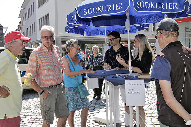 Dicht belagert am Villinger City-Info-Stand des SÜDKURIER: Marina Kloiber-Jung (zweite von rechts) absolviert ihren ersten öffentlichen ...
