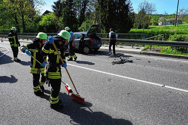 Feuerwehrleute der Markdorfer Wehr im Einsatz in Stadel.