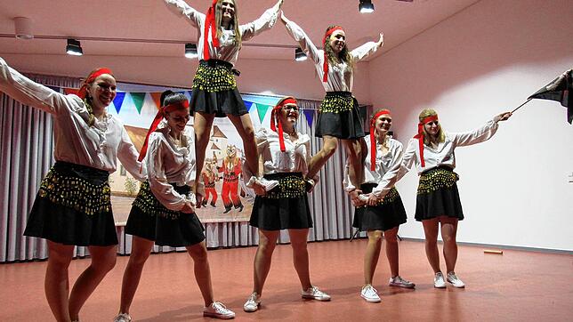 Beim Bürgerball in Menningen zeigten die &bdquo;Piratenperlen&ldquo; einen tollen Tanz.