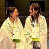 Hatten in der Münchriedhalle gut lachen, als sie nicht mehr als kontaminiert galten: Sofia Martins und ihre Kollegin Ornella Berisha ...