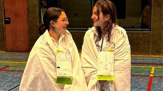 Hatten in der Münchriedhalle gut lachen, als sie nicht mehr als kontaminiert galten: Sofia Martins und ihre Kollegin Ornella Berisha ...