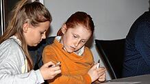 Die Mitglieder des Zukunftsausschusses von Mönchweiler, Melina Specker (links) und Sophia Stecher, treffen ihre Wahl für die Sieger des ...
