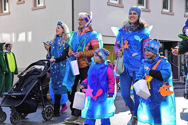 Das Element Wasser hat es den Kindern und Begleitern des Kindergartens St. Benedikt angetan.