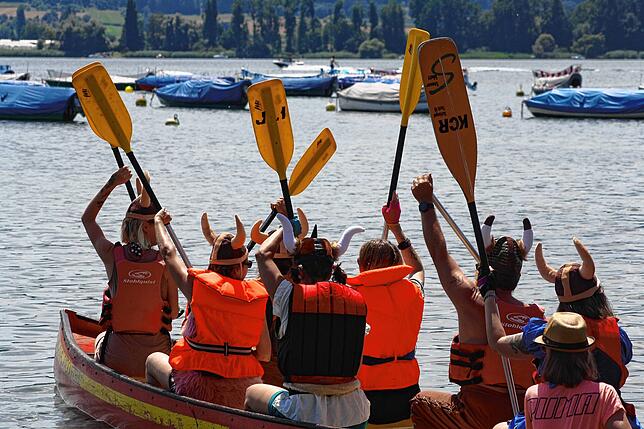 Bild 28: Radolfzell: Rein ins Boot und gleich ins Wasser: Das Großkanadierrennen 2025 in Bildern