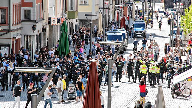 Polizei riegelt den Latschariplatz ab.