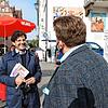 Luigi Pantisano muss sich am Samstag auf dem Konstanzer Wochenmarkt nicht um die Ansprache von Marktbesuchern bemühen. Die Leute kommen ...