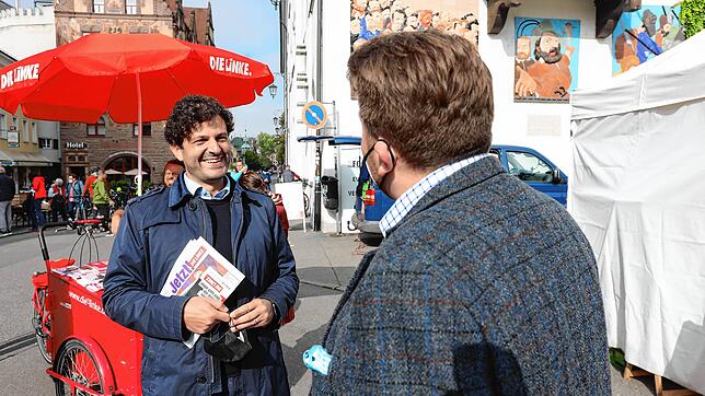Luigi Pantisano muss sich am Samstag auf dem Konstanzer Wochenmarkt nicht um die Ansprache von Marktbesuchern bemühen. Die Leute kommen ...