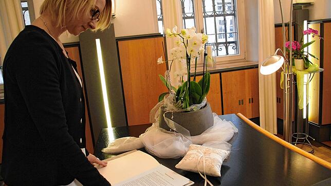 Sandra Föhrenbacher ist die Abteilungsleiterin des Standesamtes Villingen-Schwenningen. Die Vorbereitungen für Trauungen &ndash; wie ...