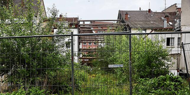 So sieht das Loch von der Rückseite aus. Später soll hier ein Mehrfamilienhaus mit Geschäft im Erdgeschoss entstehen.