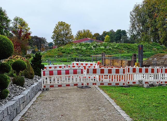 Hier werden nur Lieferfahrzeuge für die Schulmensa durchfahren dürfen.