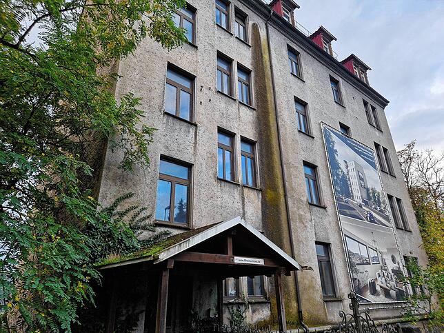 Seit über 20 Jahren liegt das Rheinschloss im Dornröschenschlaf. Im November wird es zum Verkauf freigegeben.
