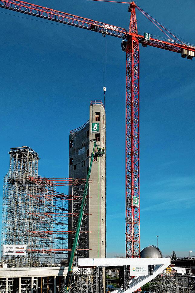 Anfang April 2025 ist der Betonturm für Treppen und Aufzüge fertig, doch Pfosten oder Deckenelemente sind noch keine errichtet.
