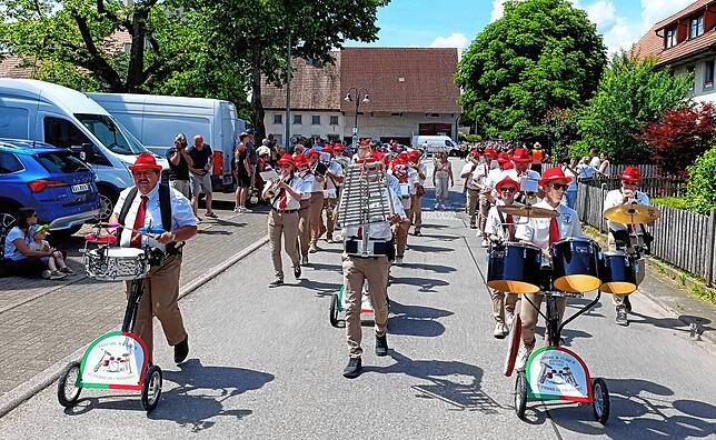 Bild 4: Festumzug am Gmeindshus Oberlauchringen – Höhepunkt des 4-tägigen Bezirksmusikfest