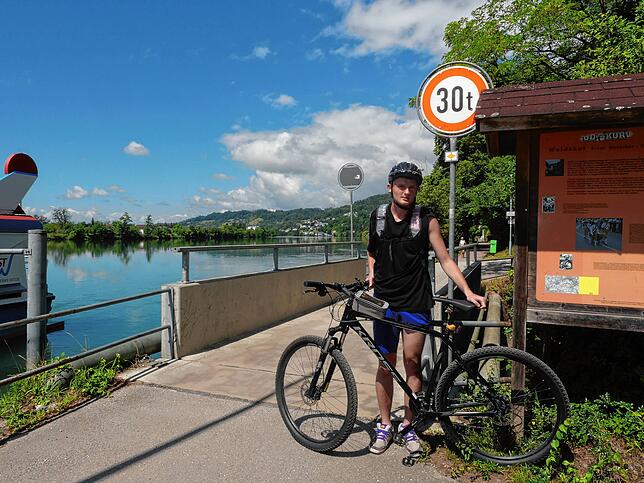 Zwei Polen absolvieren den „Südschwarzwald-Radweg“ und machen an der Anlegestelle der Fähre in Waldshut Station.