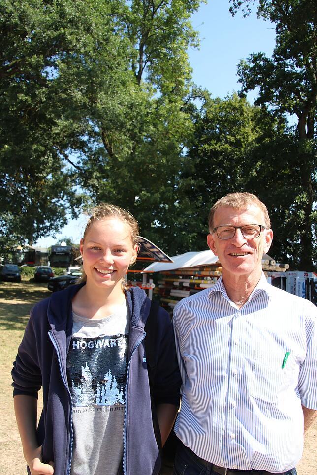 Besuch aus Hamburg: Donaueschingens CDU-Chef Martin Lienhard führt seine Nichte Charlotte Patzner über das Reitturnier.