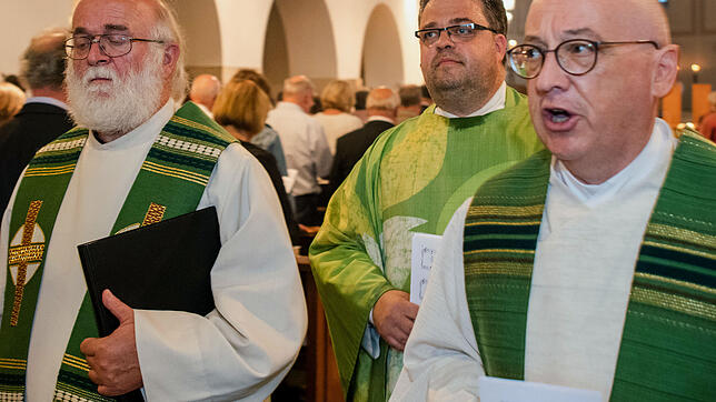 Dekan Christopher Neubrand beim Auszug nach der Eucharistiefeier aus der Herz-Jesu-Kirche Gorheim.