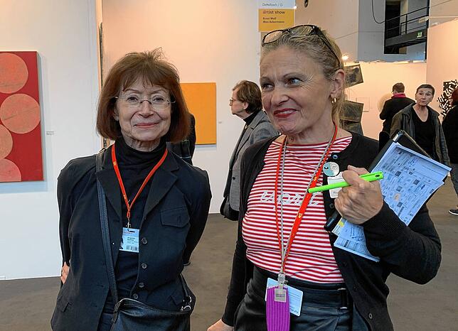Sie führt uns durch die Welt der Kunst: Roswytha Zytowski (rechts), hier mit der Künstlerin Angelika Summa.