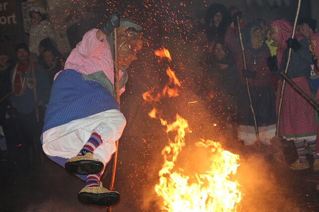 Bild 13: Oje die Fasnet hat ein Loch: Bilder von der Hexenverbrennung in Pfullendorf