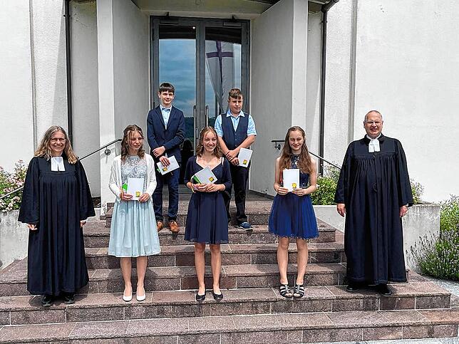 Drei Mädchen und zwei Jungen wurden am Samstag, 3. Juli, im Gottesdienst um 13 Uhr in der Bergkirche Kadelburg konfirmiert. Erste Reihe ...