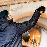 Emin Hasirci bei der Arbeit an einem Graffiti-Kunstwerk in der Unterführung, das im Februar 2021 dort durch ihn und die ...