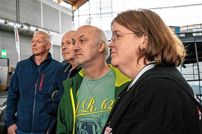 Klaus Steinlein, Gerhard Kiefer, Sammy und Claudia Köhler (von links) erfahren mehr über die Technik in Halle A3.