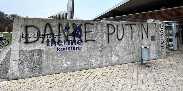 Unter anderem wurde dieser Schriftzug direkt auf eine der Mauern auf dem Vorplatz der Bodensee-Therme aufgesprüht. Der Sichtbeton muss ...