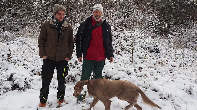 Ilmarin Pesenti und Bernhard Egli (v. l.) vom Naturpark Schaffhausen auf einer Pflegefläche im Walddistrikt Bissig.