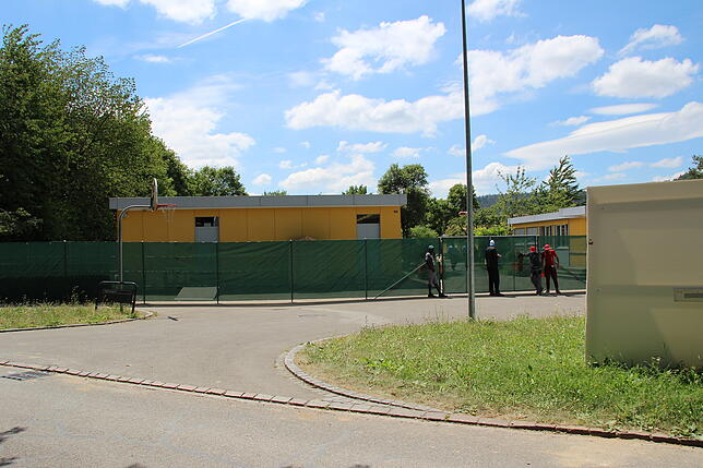 Aslysuchende vor dem provisorischen Asylzentrum in Embrach. Inzwischen ist dort ein Bundesasylzentrum ohne Verfahrensfunktion gebaut worden.
