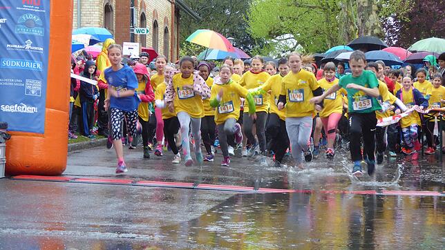 Durch Pfützen rennen mussten die vielen jungen Läuferinnen und Läufer des „Kids Run“ über 1,4 Kilometern zu Beginn der ...