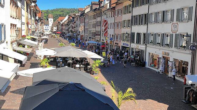 Die Waldshuter Kaiserstraße: Inzwischen bevölkern wieder viele Menschen die Straßen, gerade auch bei schönem Wetter. Generell hat aber ...