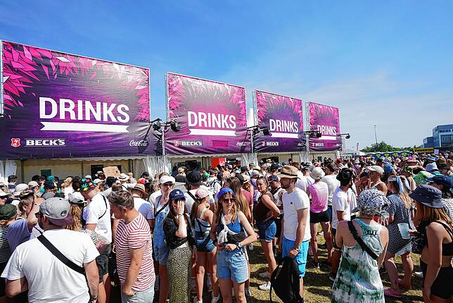 Der wohl wichtigste Stand: Bier darf an einem Festival nicht fehlen.