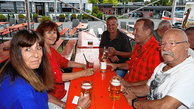 Bild 19: Endlich wieder Hafenfest! Trotz Wetterumschwung ist die Stimmung am ersten Tag hervorragend