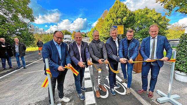 Freie Fahrt in Richtung Aufkirch und auf die B 31-alt: Zur Schere griffen (von links) die Landtagsabgeordneten Klaus Hoher und Martin ...