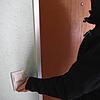 (Symbolbild) Immer wieder klingeln falsche Handwerker oder falsche Stadtwerke-Mitarbeiter an den Wohnungen der meist älteren ...