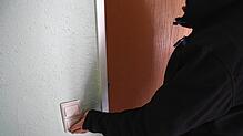 (Symbolbild) Immer wieder klingeln falsche Handwerker oder falsche Stadtwerke-Mitarbeiter an den Wohnungen der meist älteren ...