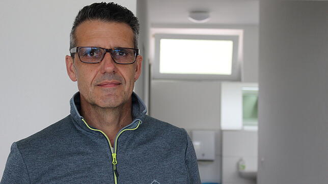 FC-Vorsitzender Karl Fritschi inmitten des hellen und frisch sanierten Eingangsbereiches des Hüfinger Fußballclubs. Das Projekt ist die ...