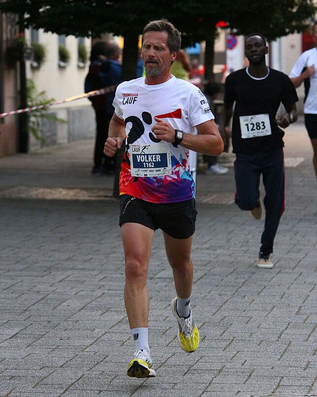 Dauerläufer: Lokalmatador Volker Teubler wurde beim 15. Trompeterlauf in Bad Säckingen erst Zweiter im Fitnesslauf und lief sofort ...