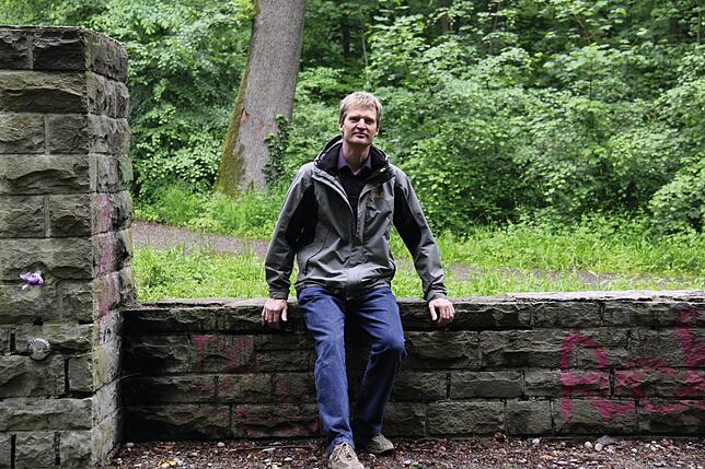 Bertrand Schmidt am Brunnen im Riedlewald.