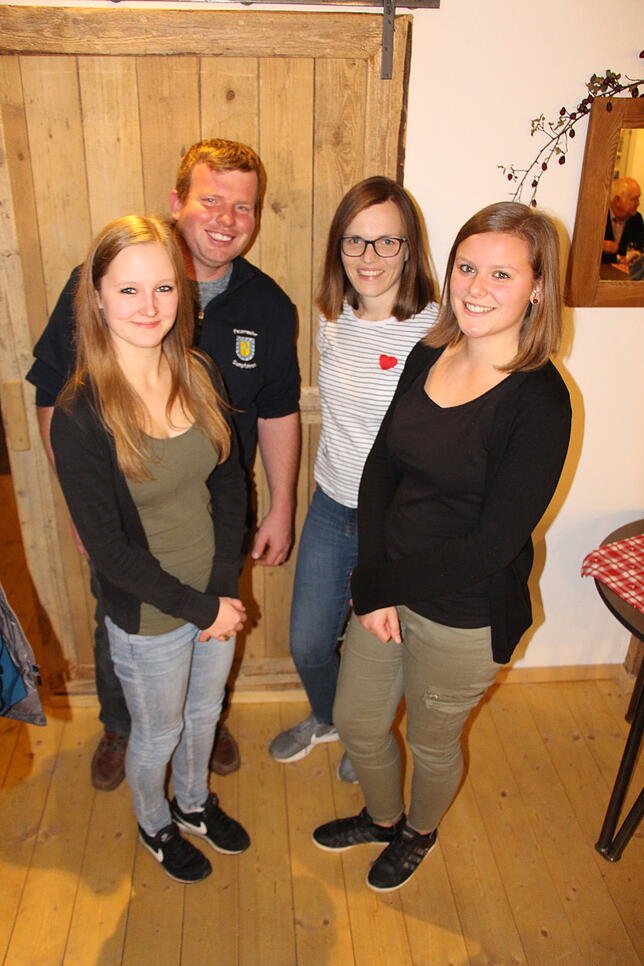 Die neuen Mitglieder des Narrenvereins Boschenstecher Sumpfohren (von links) Melanie Meier, Lothar und Maraike Seiffert und Luisa Metzger.