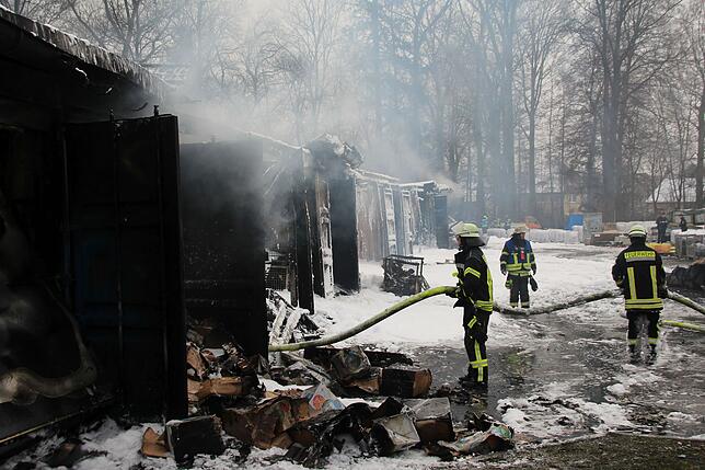 Die Feuerwehr ist immer noch mit Nachlöscharbeiten beschäftigt.