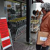 Ilse Lindekugel will zur Post, muss aber warten, bis ein Kunde das Geschäft verlässt. So sehen es die neuen Vorsichtsmaßnahmen bei ...