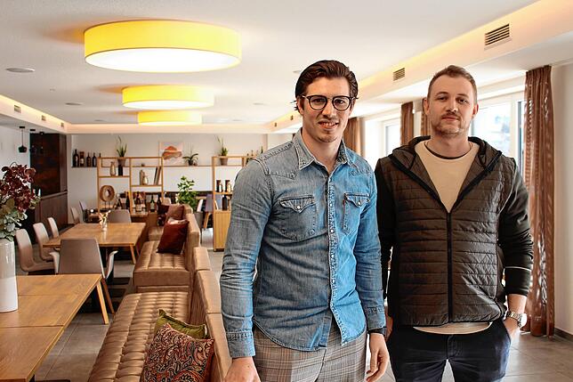 Bereits seit einer Woche bereiten sich Niklas (links) und Jason Grom mit den Mitarbeitern der Burg in Aasen auf eine mögliche Öffnung vor.