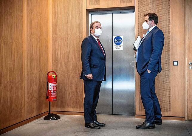 Ministerpräsident Laschet und Nathanael Liminski, Chef der Staatskanzlei.