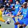 Der Neue: Ibrahima Camara (rechts) &ndash; auf unserem Archivbild noch im Trikot des TuS Efringen-Kirchen gegen Torwart Lukas Stelter ...