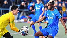 Der Neue: Ibrahima Camara (rechts) &ndash; auf unserem Archivbild noch im Trikot des TuS Efringen-Kirchen gegen Torwart Lukas Stelter ...