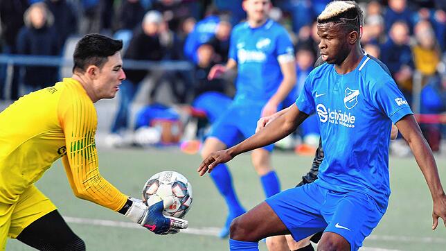 Der Neue: Ibrahima Camara (rechts) &ndash; auf unserem Archivbild noch im Trikot des TuS Efringen-Kirchen gegen Torwart Lukas Stelter ...