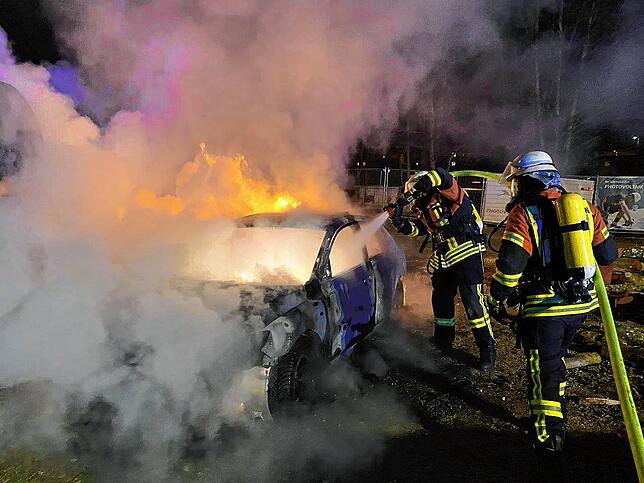 Die Feuerwehrleute haben Atemschutz für den Löschangriff verwendet.