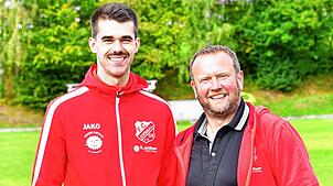 Bewährtes Trainerteam: Der spielende Co-Trainer Niklas Lais und Trainer Manfred Knobel (rechts) bleiben beim FC Schönau auch in der ...
