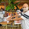 Dominic Schmieder desinfiziert seine Hände, bevor er das Textilfachgeschäft in der Waldshuter Straße in Jestetten betritt. Masken gibt ...